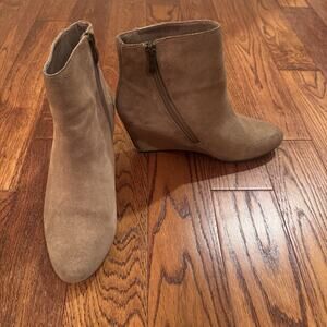 Vince Camuto Suede Wedge Women's 8 Beige Tan Leather Hidden Heel Ankle Booties